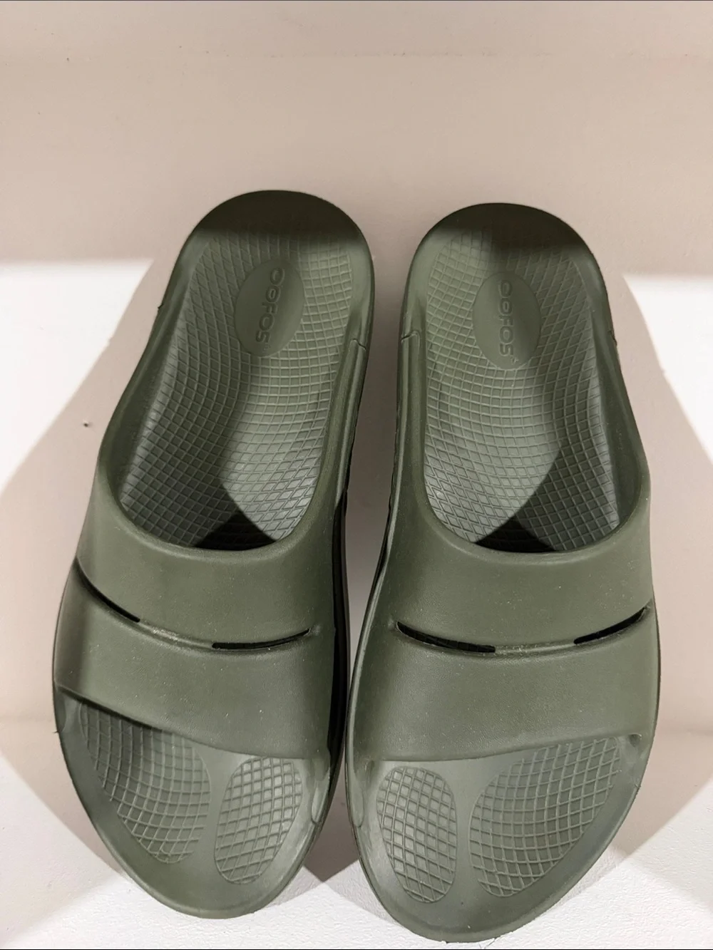 Oofos Ooahh recovery slides olive green Men’s Size 10 Women’s 11